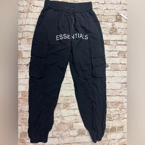 ESSENTIALS black cargo med joggers